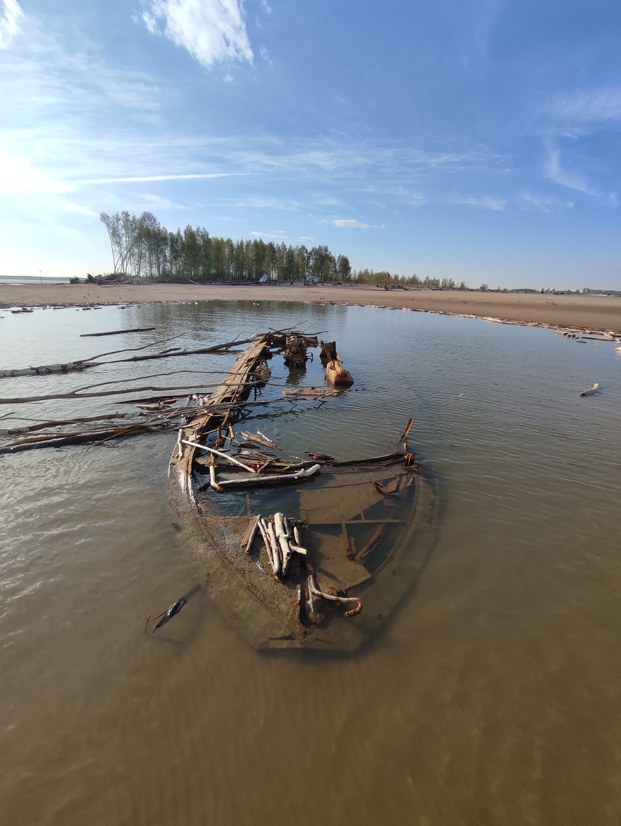 Затонувшая лодка возле о. Тайвань. Май 2024г.
