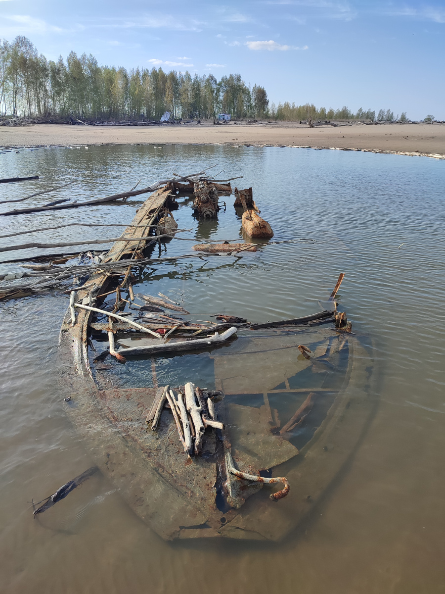 Затонувшая лодка возле о. Тайвань. Май 2024г.
