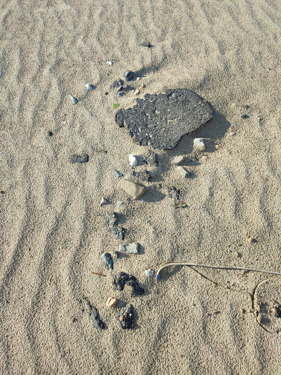 Остатки гудронной дороги.