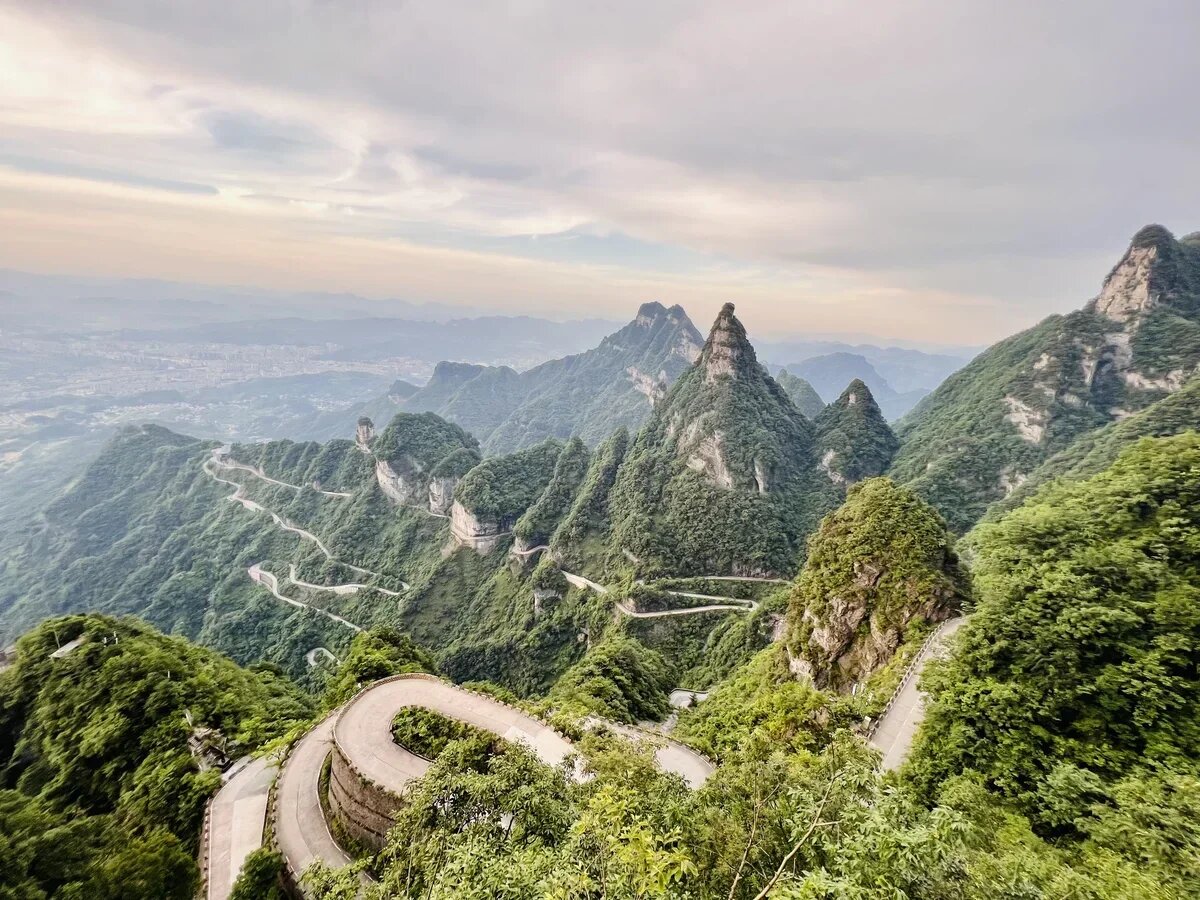    Дорога к священной горе Тяньмэнь. Провинция Хунань. Фото АТОР