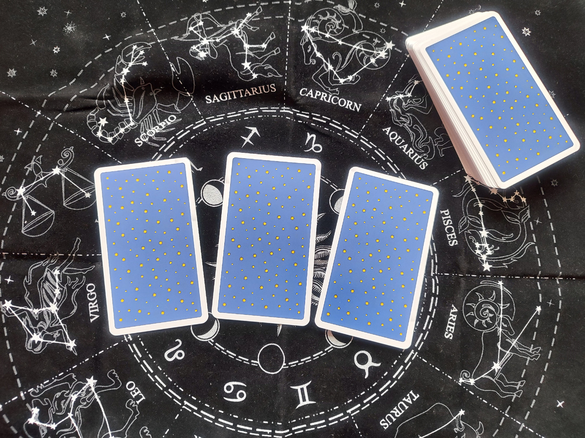 Прогноз с 02 по 08 июня 2025 на Таро. Колода Радиант Таро / Radiant Tarot Deck. Фото автора.