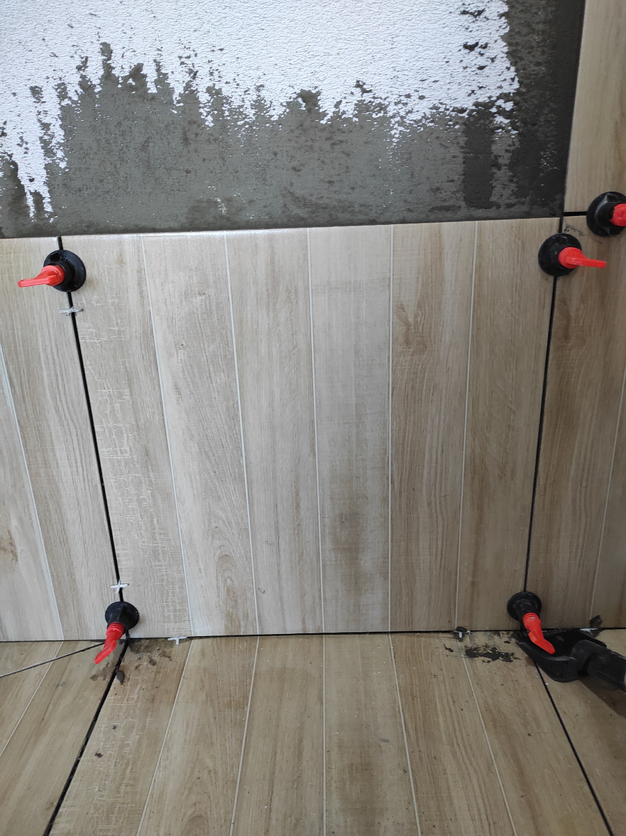 Плитка на полу и стене санузла