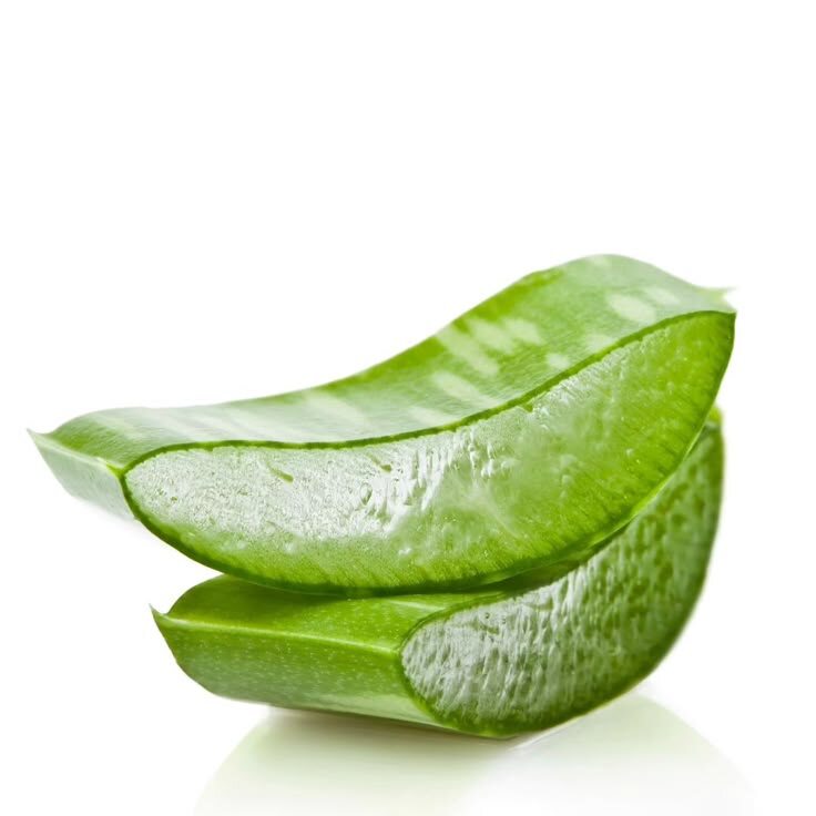 Алоэ - один из самых популярных компонентов для увлажнения кожи в уходовой косметике. Экстракт алоэ обладает активным регенирирующим, противовоспалительным и противомикробным действием. Гиалуроновая кислота - одна из естесственных составляющих дермы и тканей, которая при нанесении образует тонкую пленку, не позволяющую испаряться влаге с поверхности кожи.