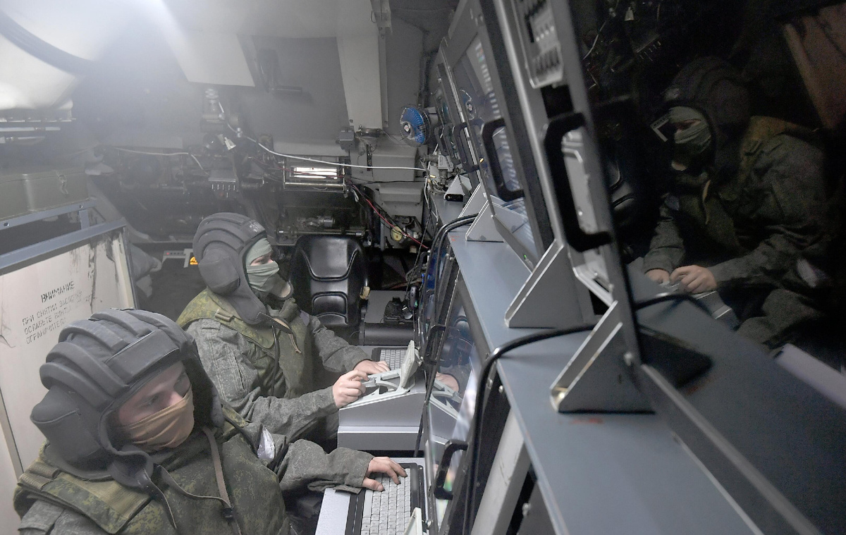 Военнослужащие РФ в машине боевого управления сил ПВО © Sputnik