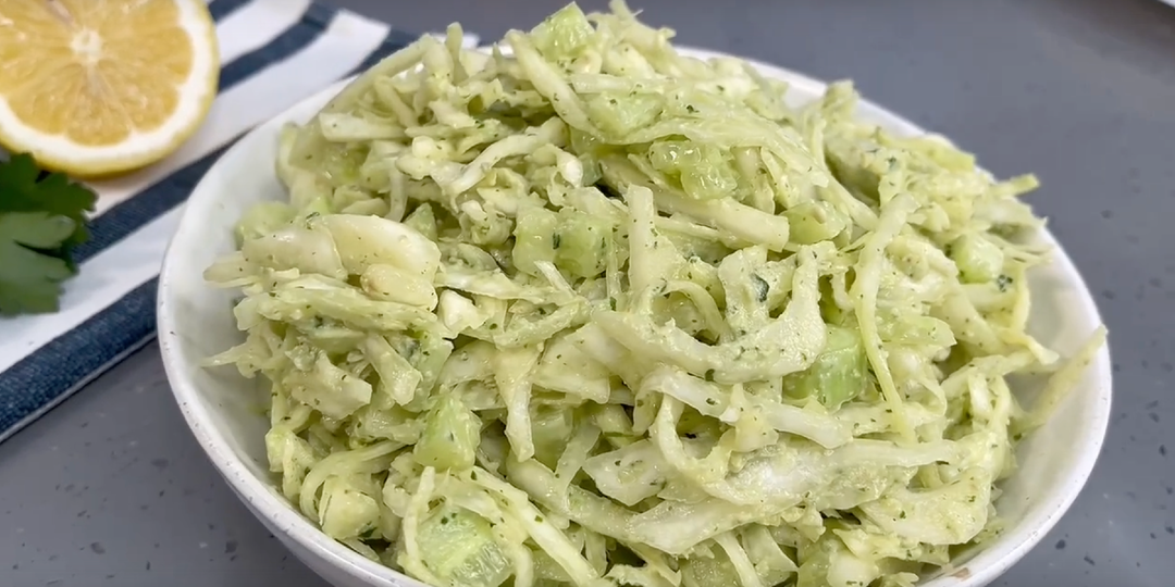 Салат из капусты "Зелёная богиня", всего 2 простых продукта в составе + необычная заправка. Вкусно