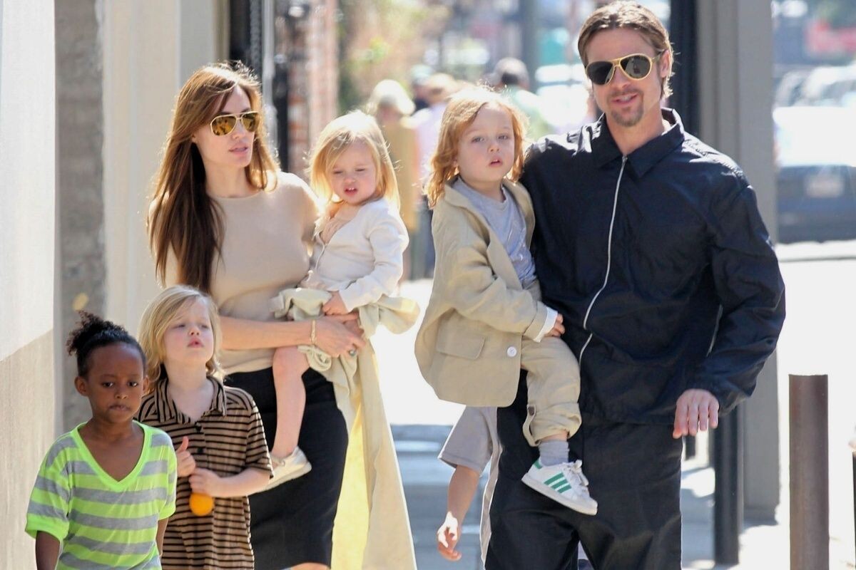 Джоли и Питт с детьми. Фото: Legion-Media