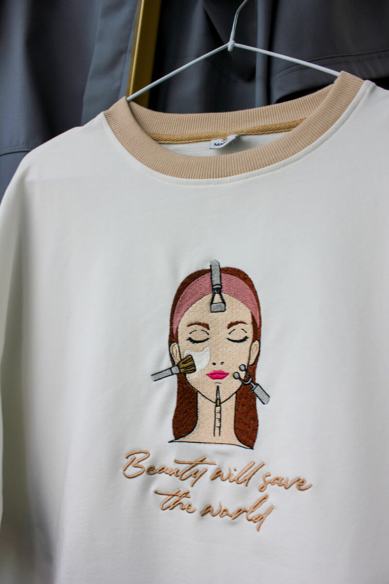 Авторский дизайн вышивки © Mariita
Все исключительные права на дизайн принадлежат ИП Ильясовой М.Р.
Любое использование, копирование, воспроизведение, распространение или переработка дизайна (полностью или частично) без письменного разрешения правообладателя запрещены.