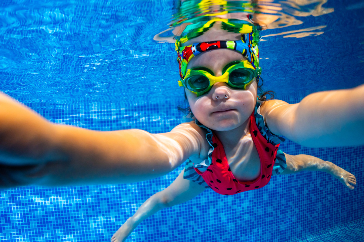 В детских бассейнах вода проходит трехступенчатую систему фильтрации и очищается хлором, используемым в пищевой промышленности