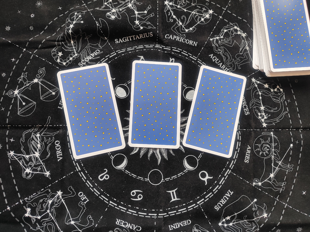 Прогноз с 16 по 22 июня 2025 на Таро. Колода Радиант Таро / Radiant Tarot Deck. Фото автора.