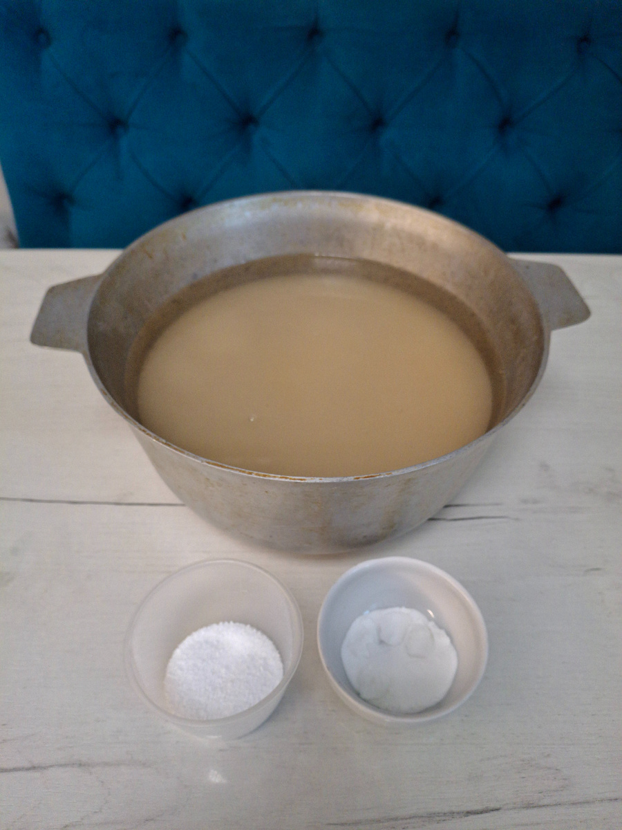 Для приготовления я использую казан, можно взять любую посуду с толстыми стенками. Сахар и воду довести до 80 градусов, всыпать лимонную кислоту, перемешать. Дождаться закипания и накрыть кастрюлю крышкой. Я завязываю на крышке полотенце, чтобы образовавшийся конденсат не попал в сироп.