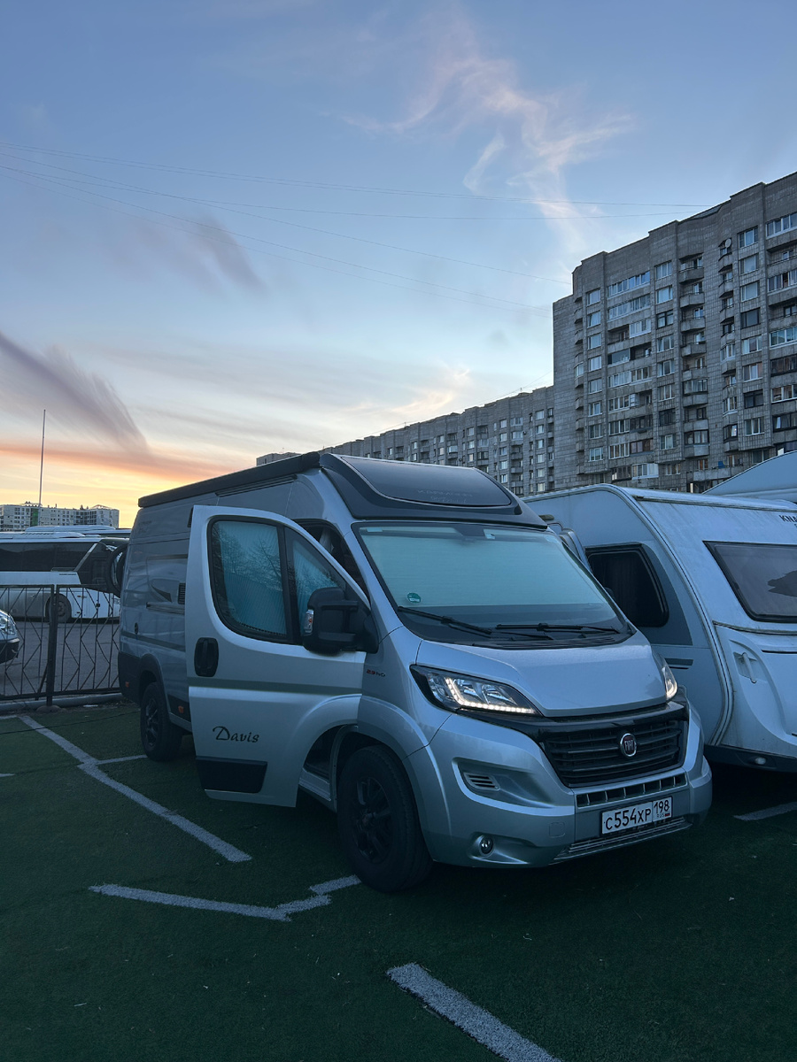 Наш автодом, который сейчас на стоянке в кемпинге 