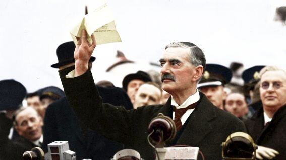 Сначала Чемберлен привез от Гитлера мир, но потом объявил этому миру войну