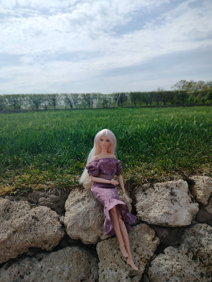 На заднем плане находится фонтан