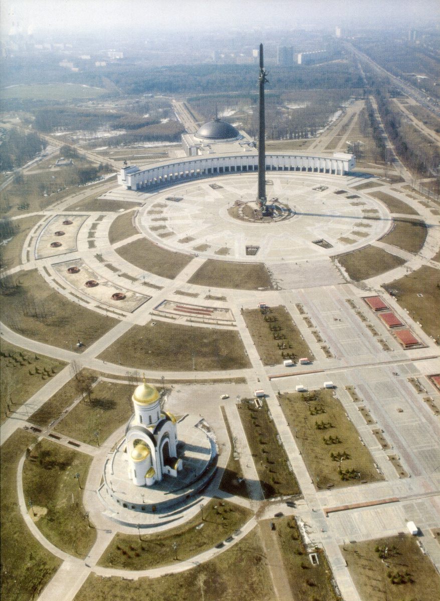 Музей Победы, монумент Победы и Георгиевская церковь на снимке 1996 года 