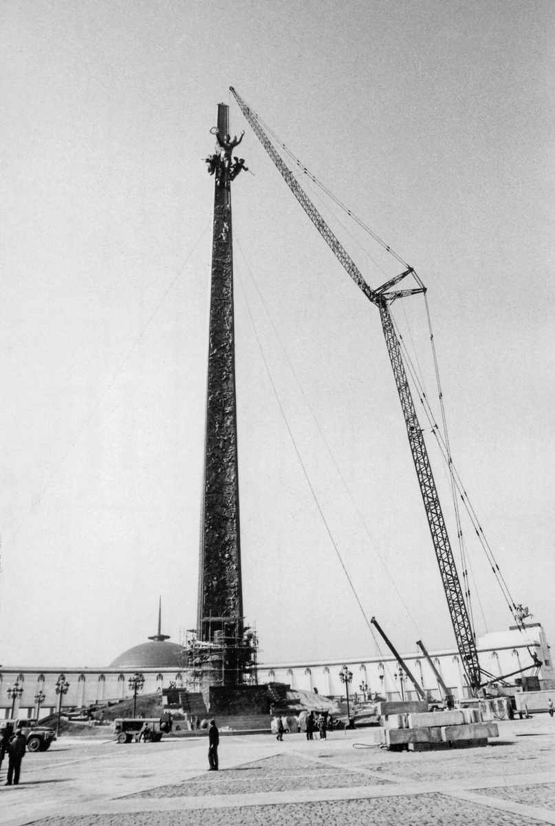 Монтаж статуи богини победы Ники на фотографии 1995 года