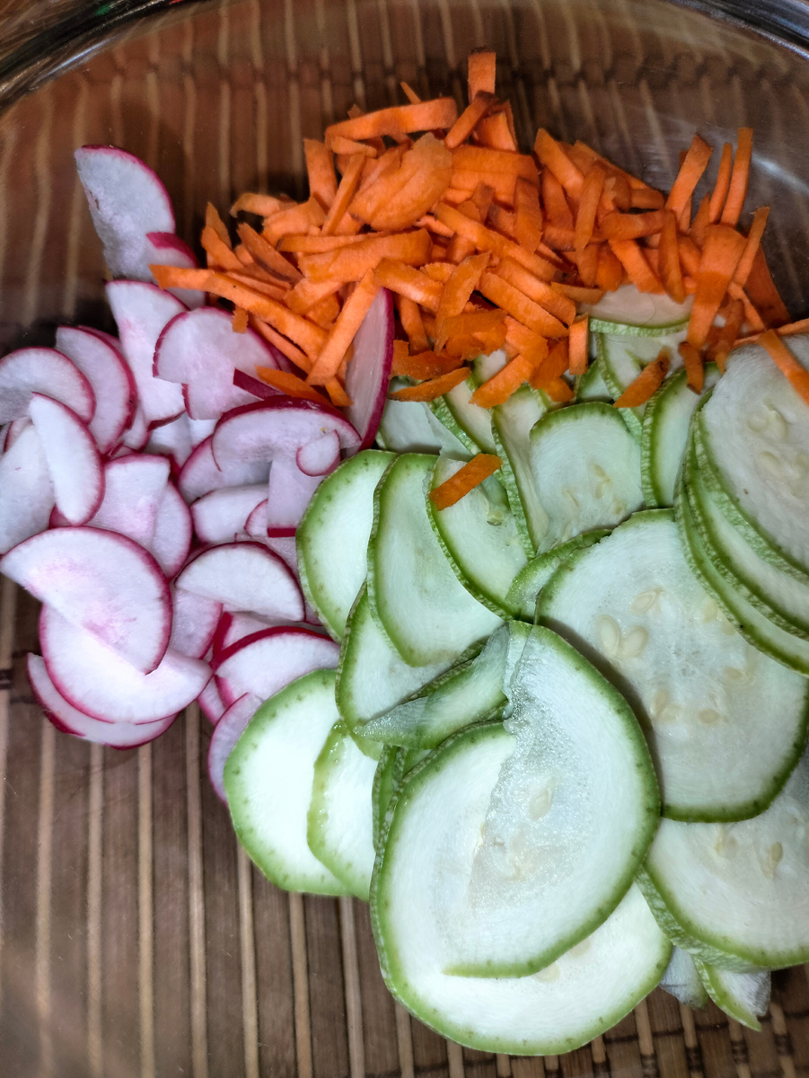 ТОНКО НАРЕЗАТЬ МОРКОВЬ. НАРЕЗАЛА СОЛОМКОЙ– ВЫ НАРЕЖЬТЕ КАК НРАВИТСЯ ВАМ