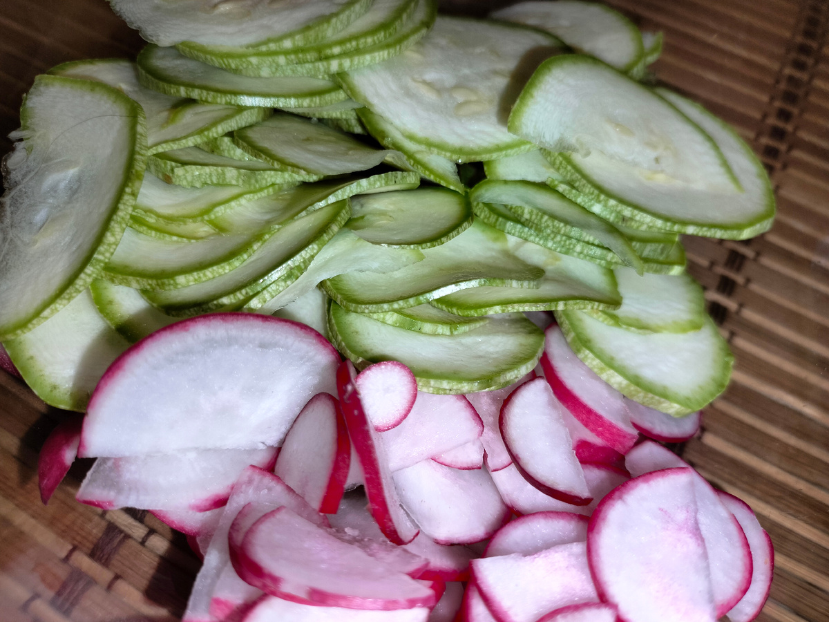 МНЕ В ЭТОМ САЛАТЕ ОЧЕНЬ ПОНРАВИЛИСЬ КАБАЧКИ– РЕЖУ ПОБОЛЬШЕ 