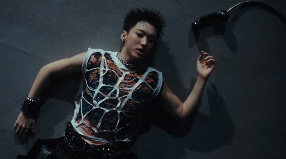     Кадр из клипа «Thunder»