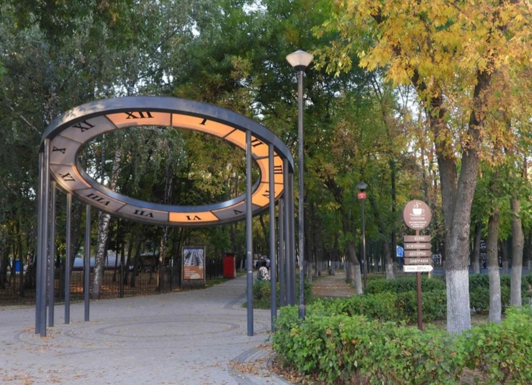 Наши парки очень даже современные и надеюсь, что скоро может еще какой-нибудь снова новый парк сможем увидеть со свякими навороченными, стильными, модными штуками и побольше всяких фотозон, красоты и развлечений