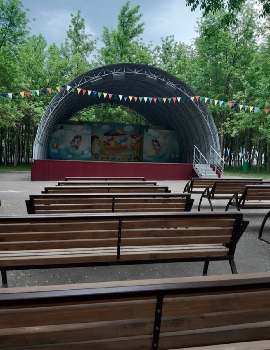 В парке времен вы найдете сцену и лавочки