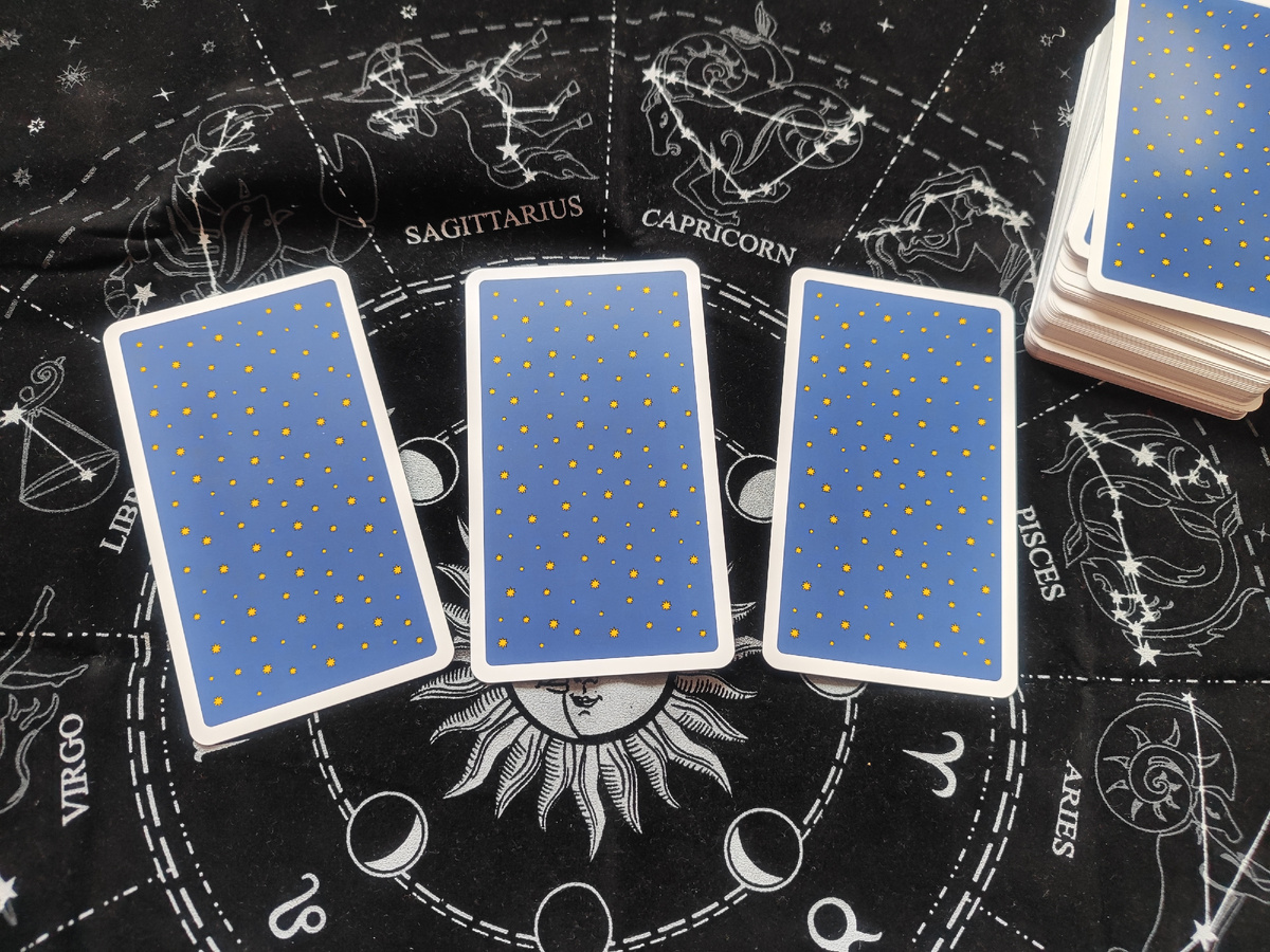 Прогноз с 23 по 29 июня 2025 на Таро. Колода Радиант Таро / Radiant Tarot Deck. Фото автора.