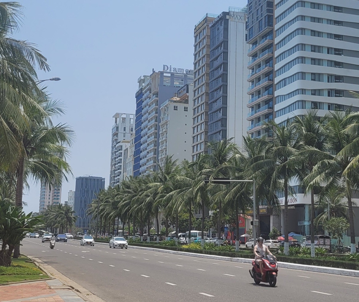 Дорога разделяющая набережную и город