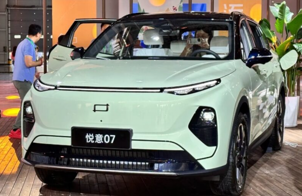 Новый Yueyi 07 - доступный подзаряжаемый гибрид от китайского бренда. Стартовая цена - менее 100 000 юаней.