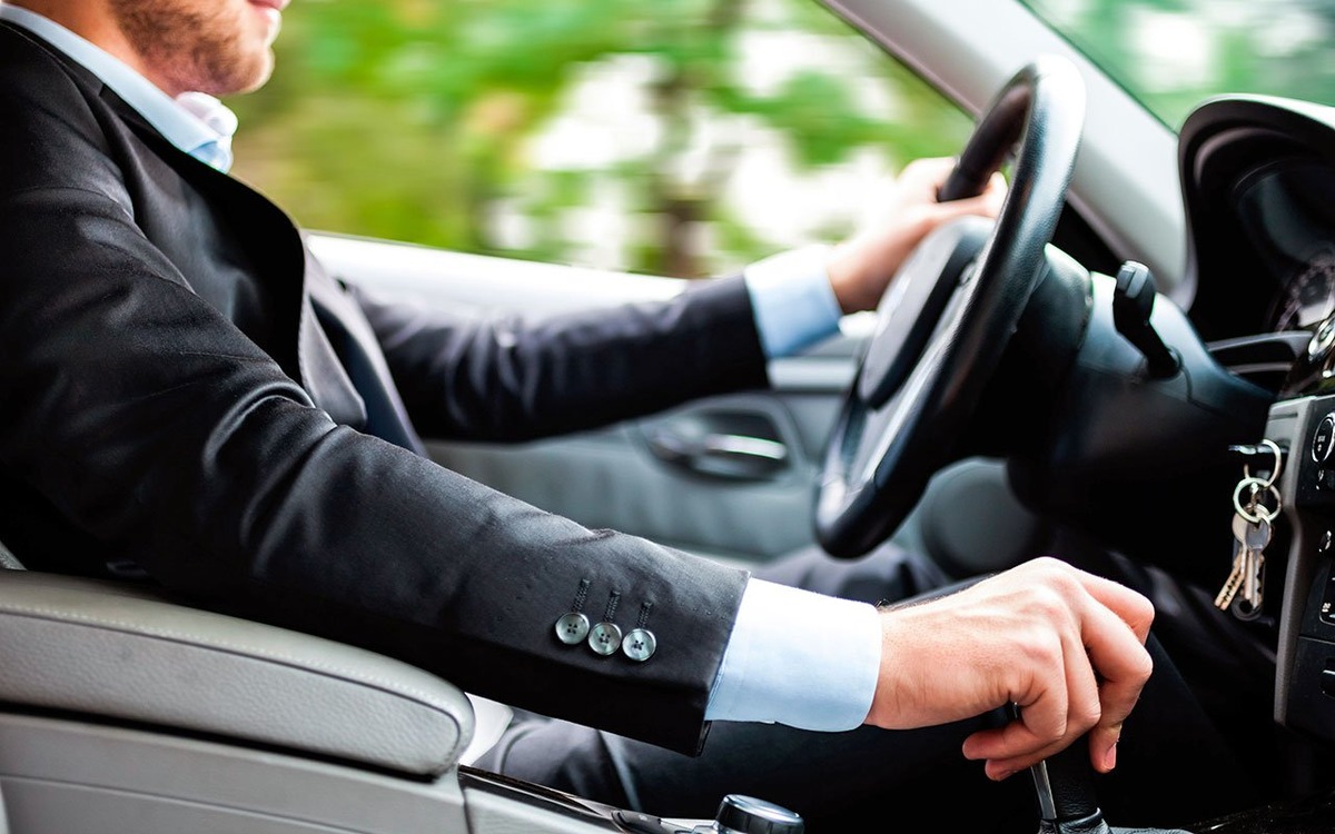 Я сдал на права 2 года назад. И за это время понял: теория — это одно, а реальность — совсем другое. Вот 5 главных ошибок, которые могут стоить дорого.