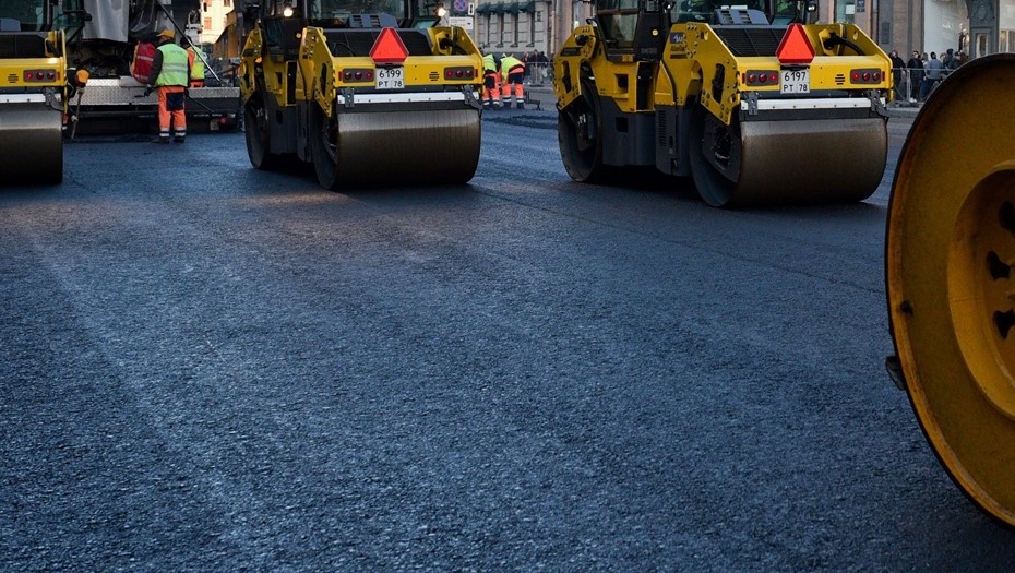    Ремонт дорожного покрытия на Невском пр. Автор фото: Ермохин Сергей/"ДП"