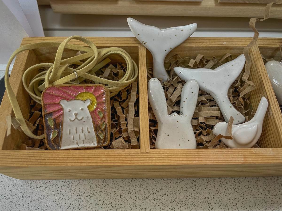 Брошки, выполненные в технике ручной лепки