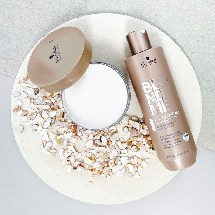 Профессиональный уход за блондом: BlondMe Rich Mask
Описание маски
BlondMe Rich Mask - профессиональная маска для интенсивного ухода за светлыми и окрашенными в блонд волосами:
Глубокое питание - обогащенная формула для восстановления волос
Профессиональный уход - разработана для салонного использования
Ключевые компоненты:
Формула 3D-бондинг - восстанавливает структуру волос
Протеины кашемира - придают мягкость и эластичность
Масло марулы - устраняет пушистость и питает
Комплекс витаминов - укрепляет и восстанавливает
Преимущества маски
Интенсивное восстановление - глубоко проникает в структуру волос
Защита цвета - сохраняет яркость блонда
Профессиональный результат - салонный уход в домашних условиях
Приятный аромат - оставляет легкий аромат на волосах
Легкая текстура - не утяжеляет волосы
Способ применения
Нанести на чистые, влажные и отжатые полотенцем волосы
Оставить на 10-15 минут
Тщательно смыть теплой водой
Рекомендуется использовать 1-2 раза в неделю
Результат использования
Здоровый блеск
Восстановление структуры
Укрепление волос
Сохранение цвета
Мягкость и эластичность
Отсутствие пушистости
Эта профессиональная маска создана специально для интенсивного ухода за светлыми волосами. Ее обогащенная формула обеспечивает глубокое питание и восстановление, при этом не утяжеляя волосы и не вызывая дискомфорта. Регулярное использование маски поможет сохранить красоту и здоровье ваших светлых волос.
 