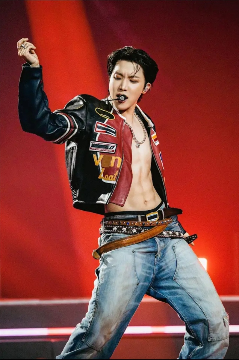 Вдохновляющая тростиночка! Даже в неформальных джинсах прекрасен и элегантен! 