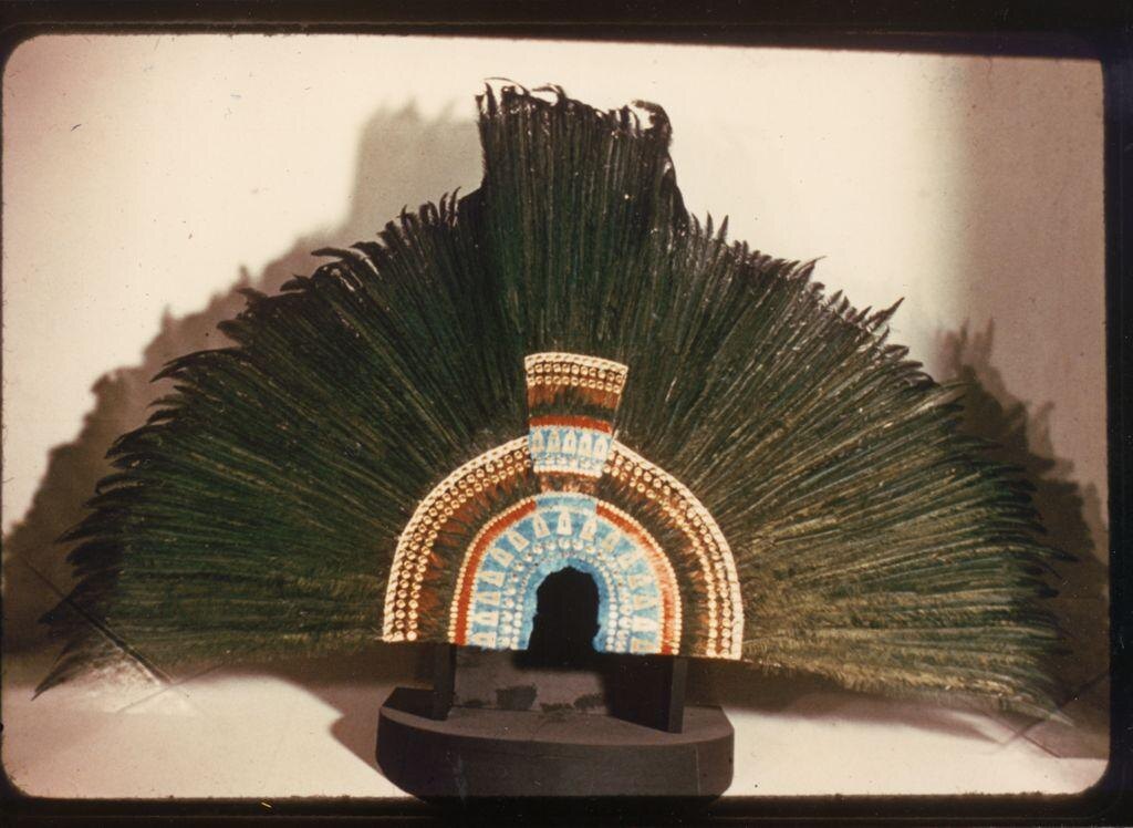 Головной убор из перьев кетцаля, в народе называемый короной Монтесумы II [(cc) The Archive for Research in Archetypal Symbolism]