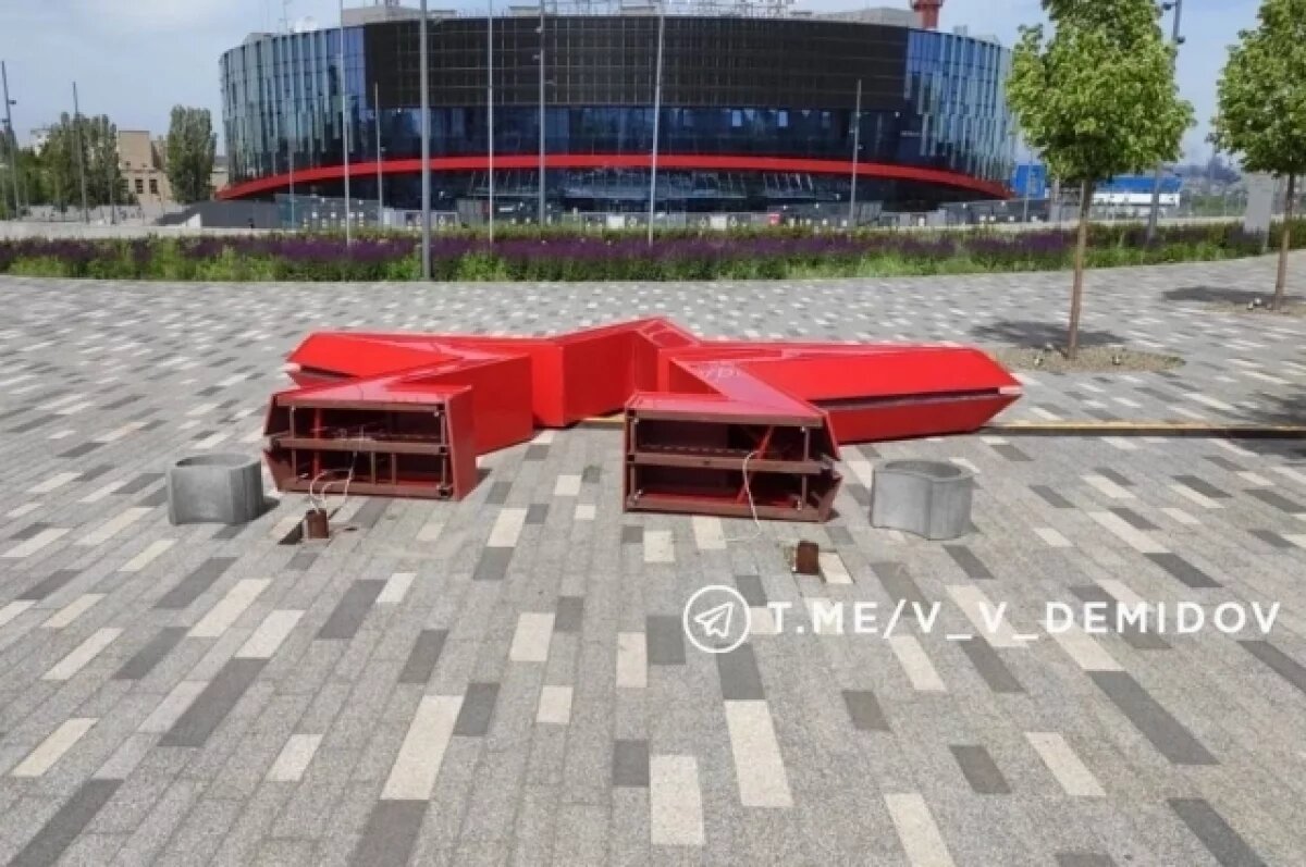    В Белгороде сильный ветер повалил три арт-обьекта