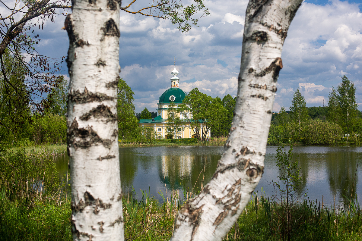 Усадебный пруд и церковь Михаила Архангела в Тараканово - церковь, в которой венчался поэт А.А. Блок с дочерью Д.И. Менделеева Любовью Дмитриевной. Деревня Тараканово, городской округ Солнечногорск, Московская область. Фото автора статьи 