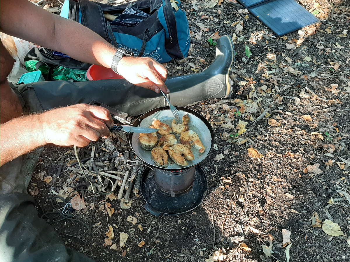 Река Большой Черемшан. Стоянка. Жарим щуку.