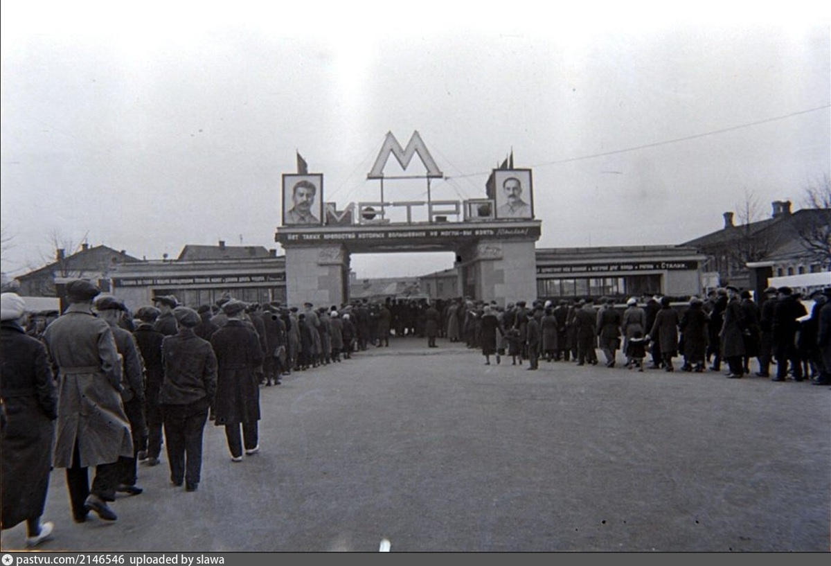 Очередь на вход около наземного вестибюля станции "Сокольники" в день открытия метро 15 мая 1935 года. С сайта www.pastvu.com.