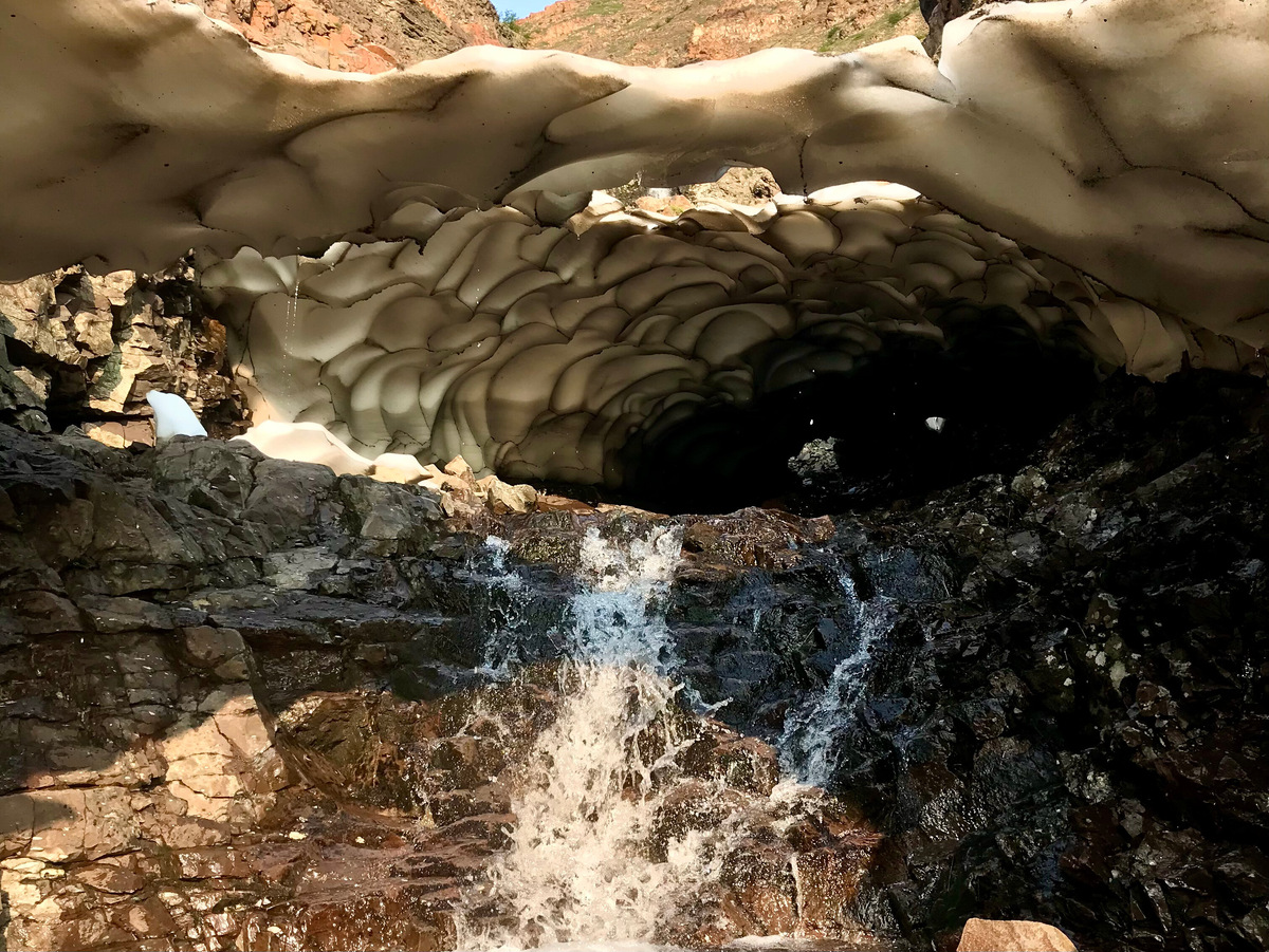 В августе на Красных камнях всё ещё лежит снег