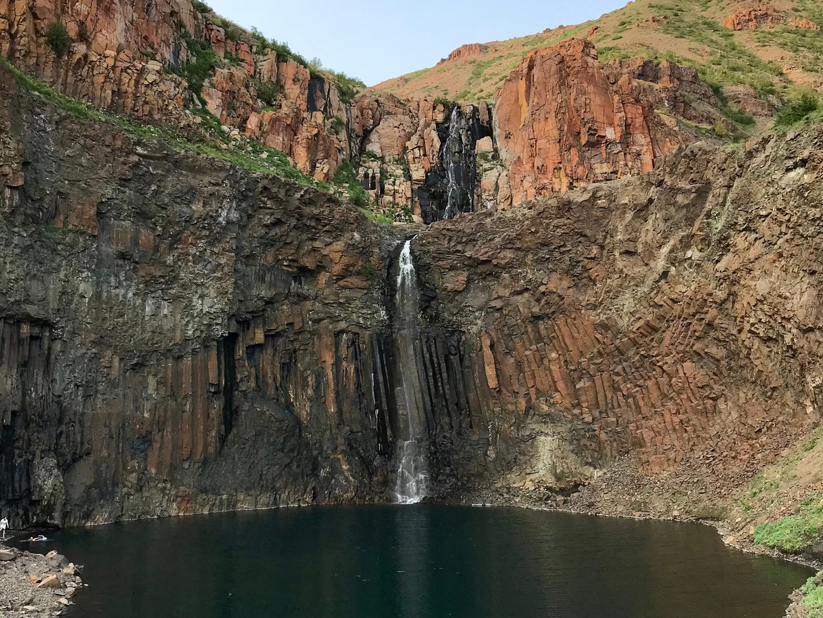 В хорошую погоду на водопаде много людей — придётся постараться ради хорошего кадра