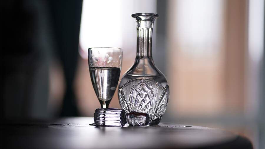 Своими силами: почему россияне выбирают самогон