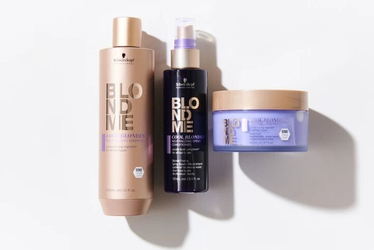 Почему эти средства необходимы блондинкам?
Профессиональные продукты Schwarzkopf BlondMe стали настоящим спасением для обладательниц светлых волос. В условиях современного города, когда волосы подвергаются воздействию различных факторов, эти средства помогают сохранить красоту и здоровье блонда.
Топ-3 must have продукта:
Шампунь BlondMe Cool Blondes
Восстанавливает внутреннюю структуру волос
Нейтрализует желтый оттенок
Бережно очищает, не пересушивая
Защищает цвет от нежелательного пожелтения
Маска BlondMe Rich Mask
Глубоко питает и восстанавливает
Сохраняет холодный оттенок блонда
Укрепляет структуру волос
Придает блеск и мягкость
Спрей-кондиционер BlondMe Cool Blondes
Содержит специальные холодные пигменты
Нейтрализует желтый и теплый оттенок
Увлажняет и питает без утяжеления
Делает волосы послушными и блестящими
Почему эти продукты незаменимы:
Комплексный уход - каждый продукт решает конкретную проблему
Защита цвета - предотвращают появление желтизны
Восстановление структуры - укрепляют волосы изнутри
Сохранение оттенка - поддерживают благородный холодный тон
Профессиональные компоненты - работают на разных уровнях волоса
Результат использования:
Стойкий холодный оттенок
Здоровый блеск
Укрепленная структура
Мягкость и послушность
Защита от внешних факторов
Длительное сохранение цвета
Эти три продукта - настоящий must have для каждой блондинки, желающей сохранить красоту своих волос. Они эффективно решают основные проблемы светлых волос: желтизну, сухость и потерю блеска. Регулярное использование этого комплекса средств поможет вам всегда выглядеть безупречно.
