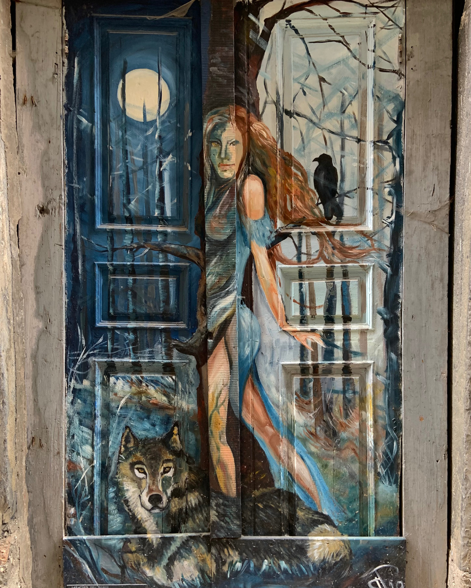 Двери в Триоре расписаны художниками