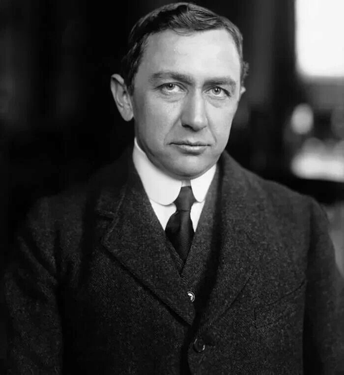 Айви Ледбеттер Ли (16 июля 1877 — 9 ноября 1934) — американский журналист, разработавший принципы профессии «связи с общественностью» 