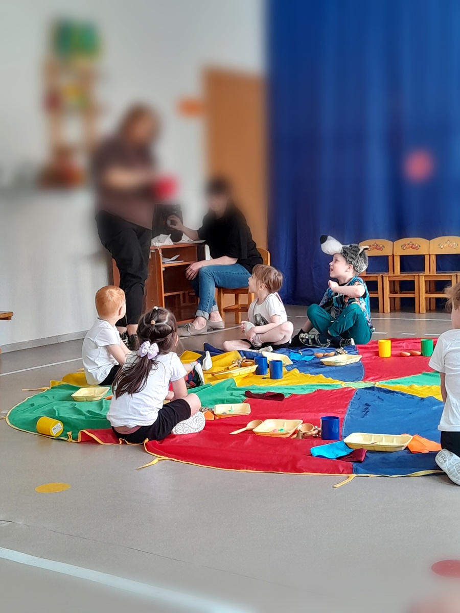 Подготовили сценку. Дочка и сын в разных группах. Я взяла Артура на выступление Маргариты. А он присоединился к ним.