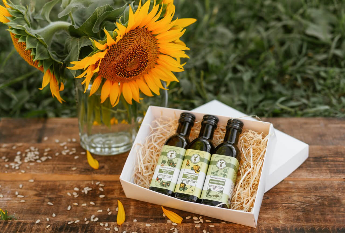 Набор масел «Мужская энергия» от ремесленной мастерской семьи Ерофеевых. 100 мл конопляного масла, 100 мл тыквенного масла,100 мл фундучного масла. Мощный комплекс для мужского здоровья. Конопляное масло поддерживает работу сердца и сосудов, тыквенное масло способствует здоровью простаты, а фундук — источник высококачественного белка