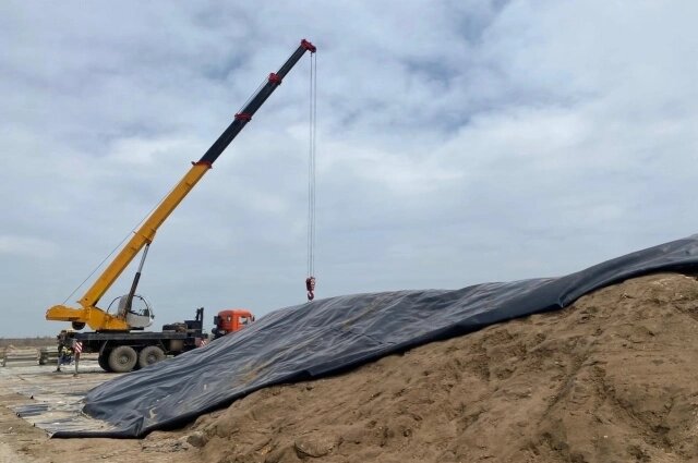    Завезённый из Анапы песок с мазутом четыре месяца ждал решения своей судьбы. Фото: Пресс-служба Правительства Ростовской области