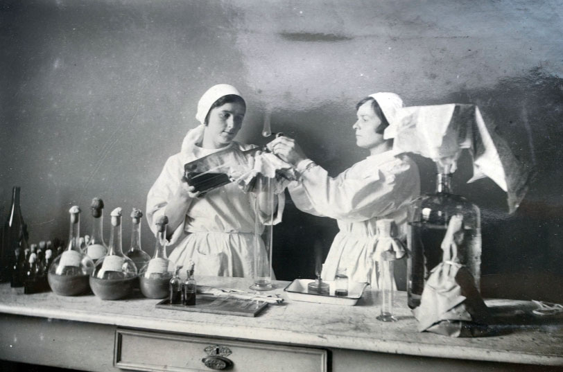 Работа с вакцинами. Фото из архива ИЭМ