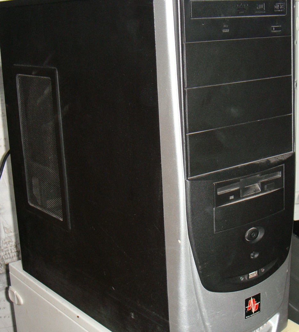 Вот такой пыльный и неказистый компьютер пришел на апгрейд