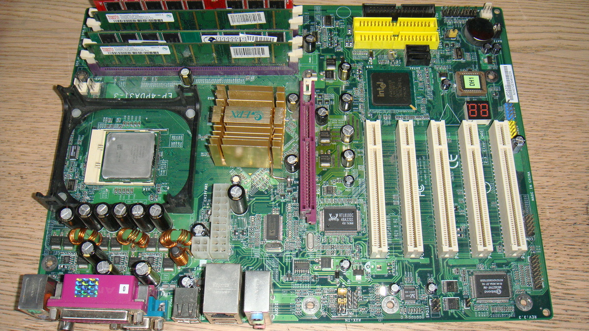 Внутри материнка на 478 сокете от Epox