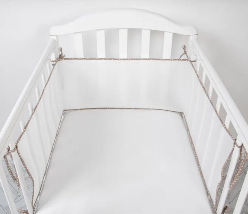 Пример безопасных бортиков в детскую кроватку